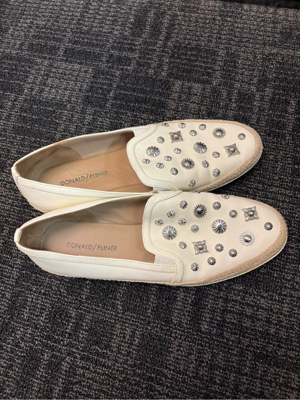 Donald Pliner flats loafers shoes leather metal accents ivory sz 8.5